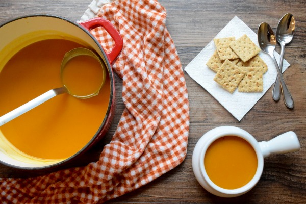 Roasted Butternut Squash Soup - This rich and creamy Roasted Butternut Squash Soup is perfect for those evenings when it starts to get chilly and you need a meal to warm you up!